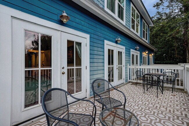 Building Photo - Fully Furnished Two Bedroom Apartment in t...