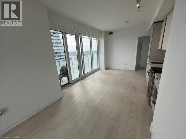 Photo du bâtiment - 3900 Confederation Pkwy