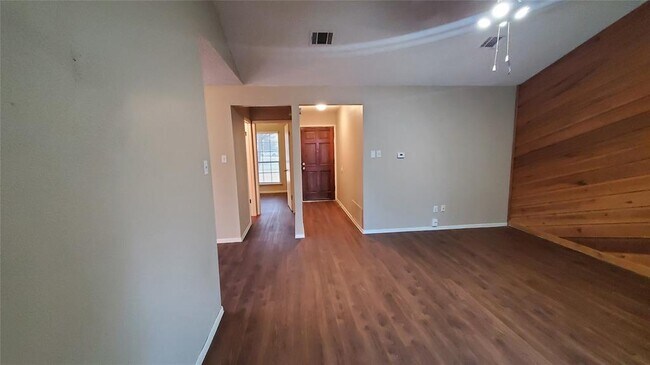 Foto del edificio - 6209 Emerald Forest Dr