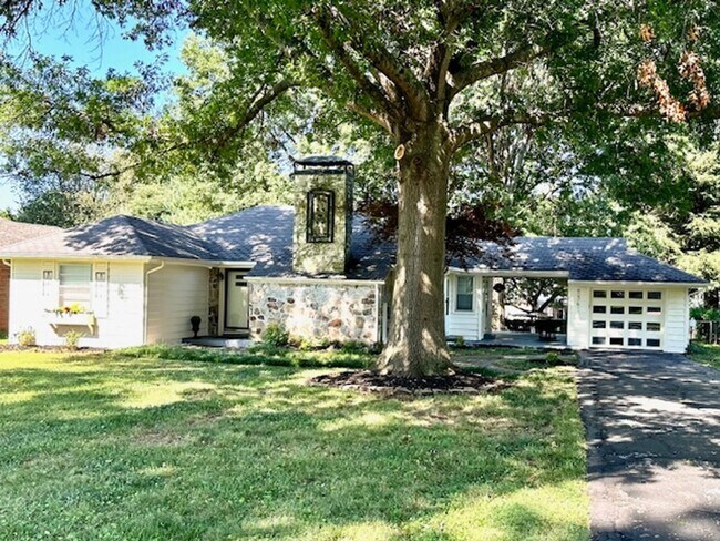 Building Photo - Exquisite 3BR, 2BA Don Russell-built home ...