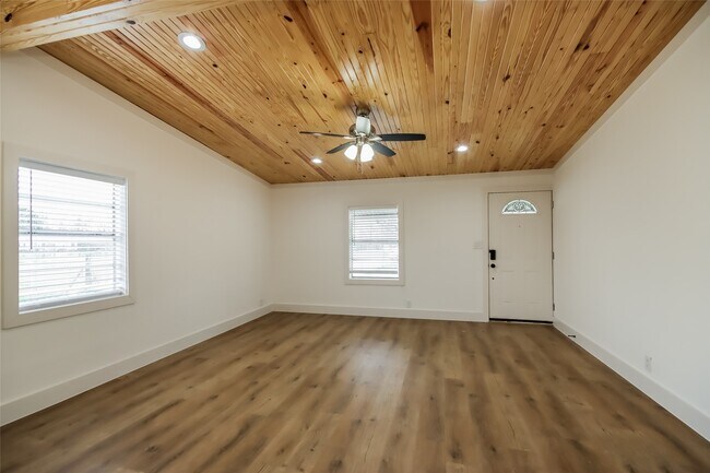 Foto del edificio - 16606 W Crosby St
