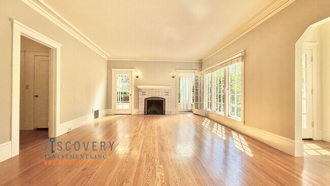 Foto del edificio - Elegant Piedmont Mediterranean Bungalow Home