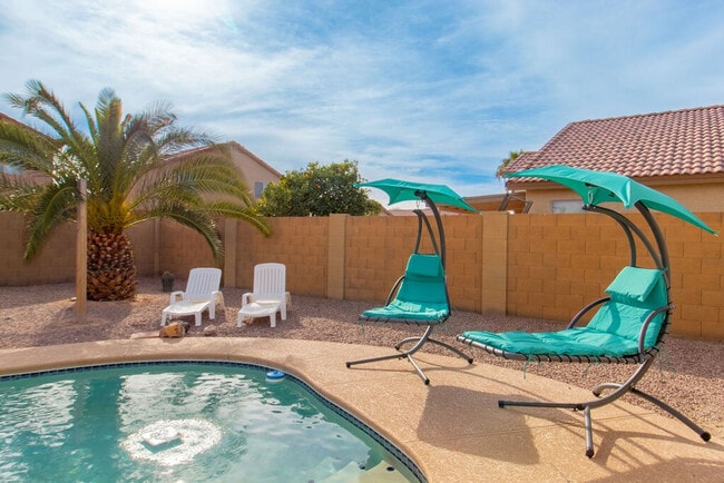 Building Photo - 1387 E 10th Pl