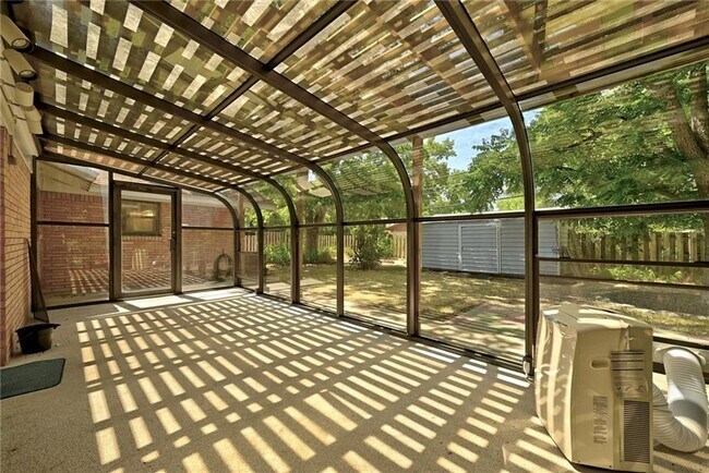 Foto del edificio - 1709 Rogge Ln