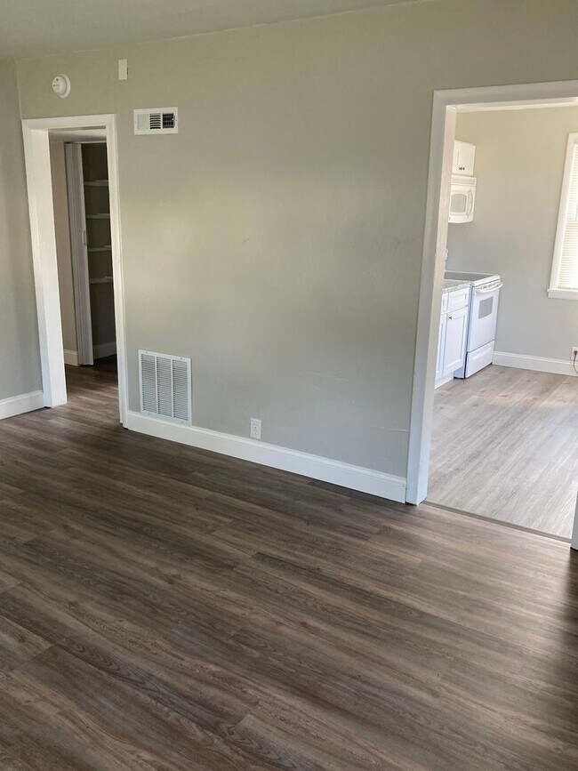 Building Photo - 3 Bedroom 1 Bathroom Duplex Home in Aberde...
