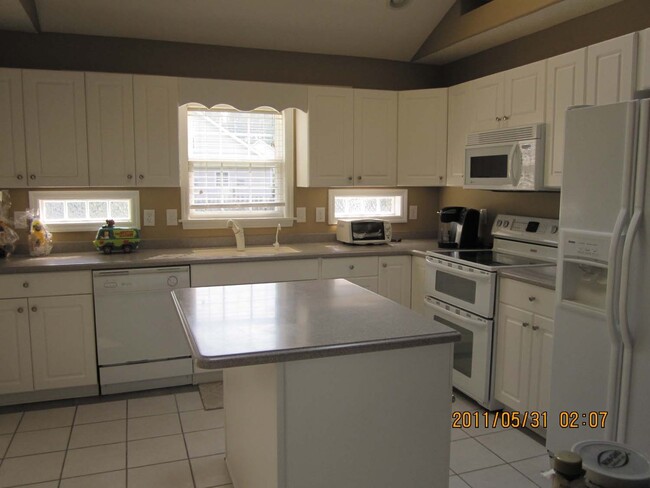 Building Photo - 3 bedroom 3 bath with Fenced in Yard in Ta...