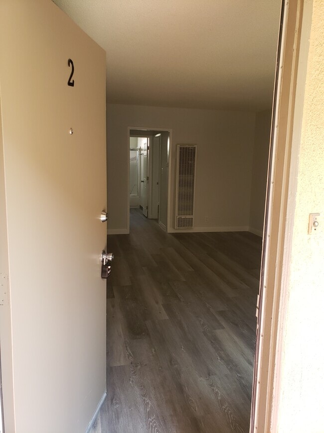 Building Photo - 252 S Mariposa Ave