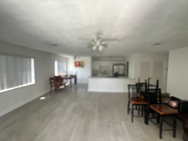 Sala de estar y comedor - 5831 NE 18th Ave