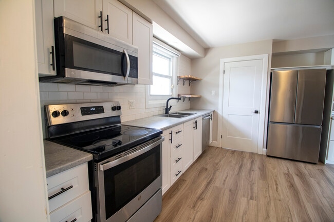 Building Photo - Spacious Main Floor 2+Den Apartment in Pon...
