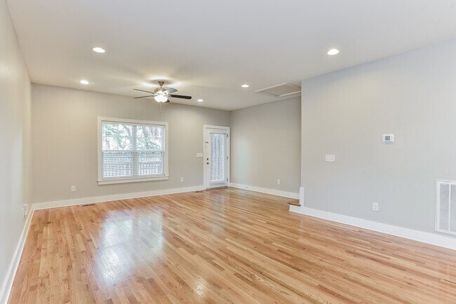 Foto del edificio - 2022B Greenwood Cir