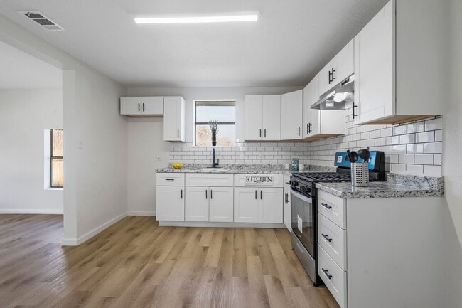 Foto del edificio - BEAUTIFUL- UPDATED 3 bedroom 1 Bath in Cleburne!