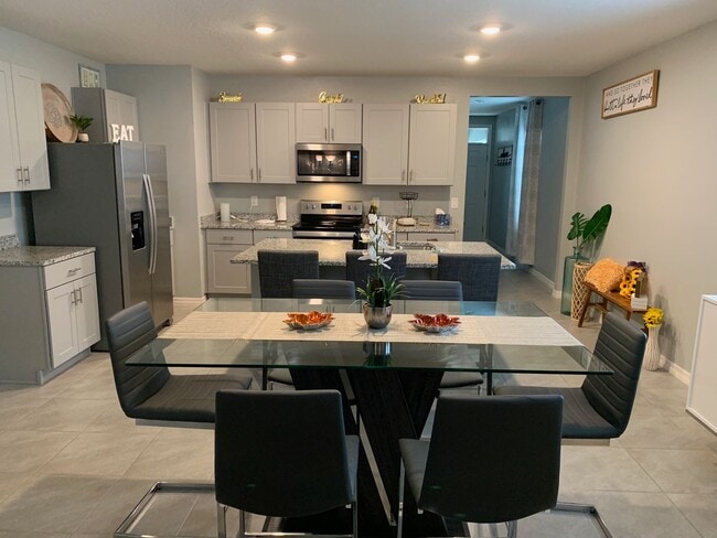 Foto del edificio - ALMOST NEW 3/2 HOME close to everything!!  BEAUTIFUL WITH LOTS OF UPGRADES!
