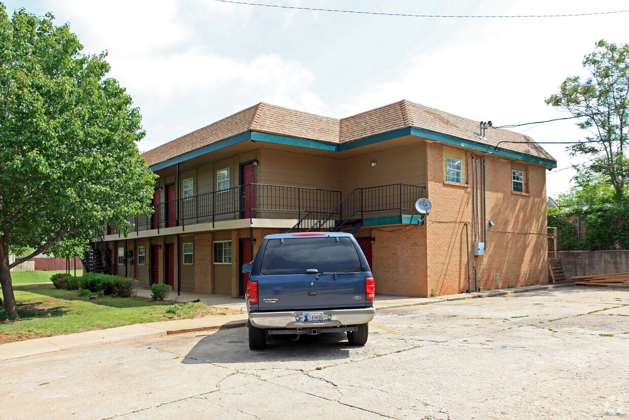 Primary Photo - 2220 N Shartel Ave