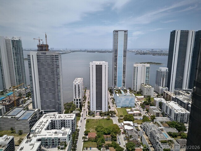 Foto del edificio - 600 NE 27th St