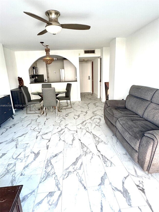 Foto del edificio - 600 NE 36th St