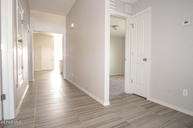 Foto del edificio - 14740 Charles Foster Ave