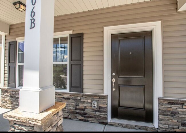 Building Photo - 106B Brookshire Lane