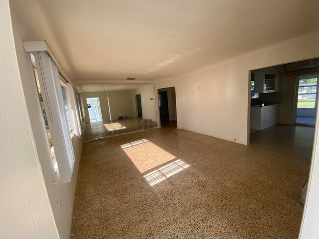 Building Photo - 6123 Crestwood Ave