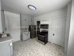 Building Photo - 515 Village St