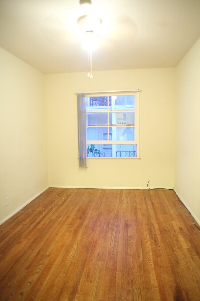Building Photo - 357 S Hoover St