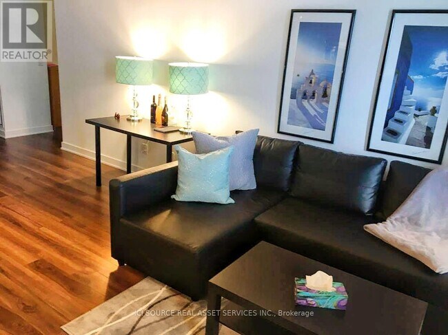 Photo du bâtiment - 210 Simcoe St