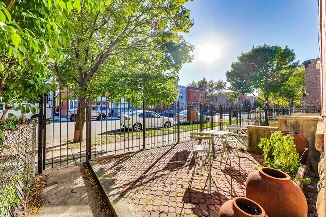 Building Photo - 2148 W Erie St