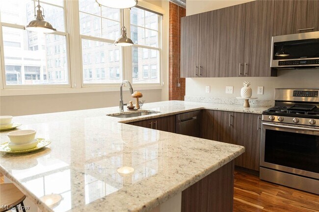 Building Photo - 1260 W 4th St