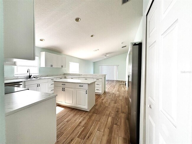 Building Photo - 4663 Doral Park Ave