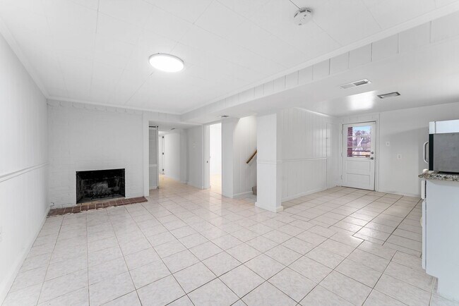 ¡Amplio salón con chimenea decorativa! - 3233 Apex Cir