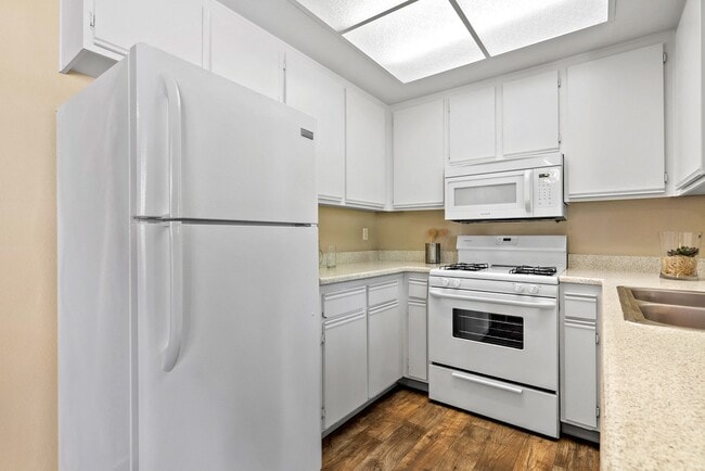 Cocina completamente blanca en River Oaks en Oceanside, CA - River Oaks