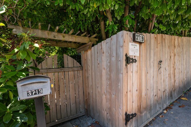 Foto del edificio - Ocean view 1 bedroom bottom floor unit close to Alki