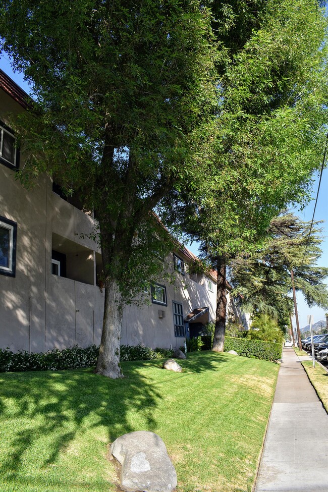 Building Photo - Americana La Crescenta