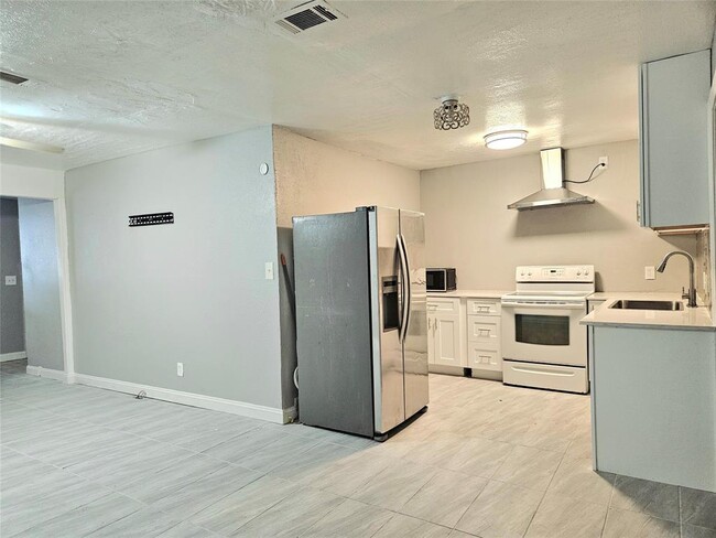 Building Photo - 4419 W Bayshore Dr