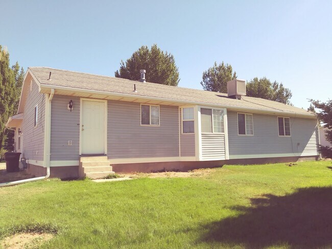 Parte trasera lado sur de la casa - 4117 W 475 N