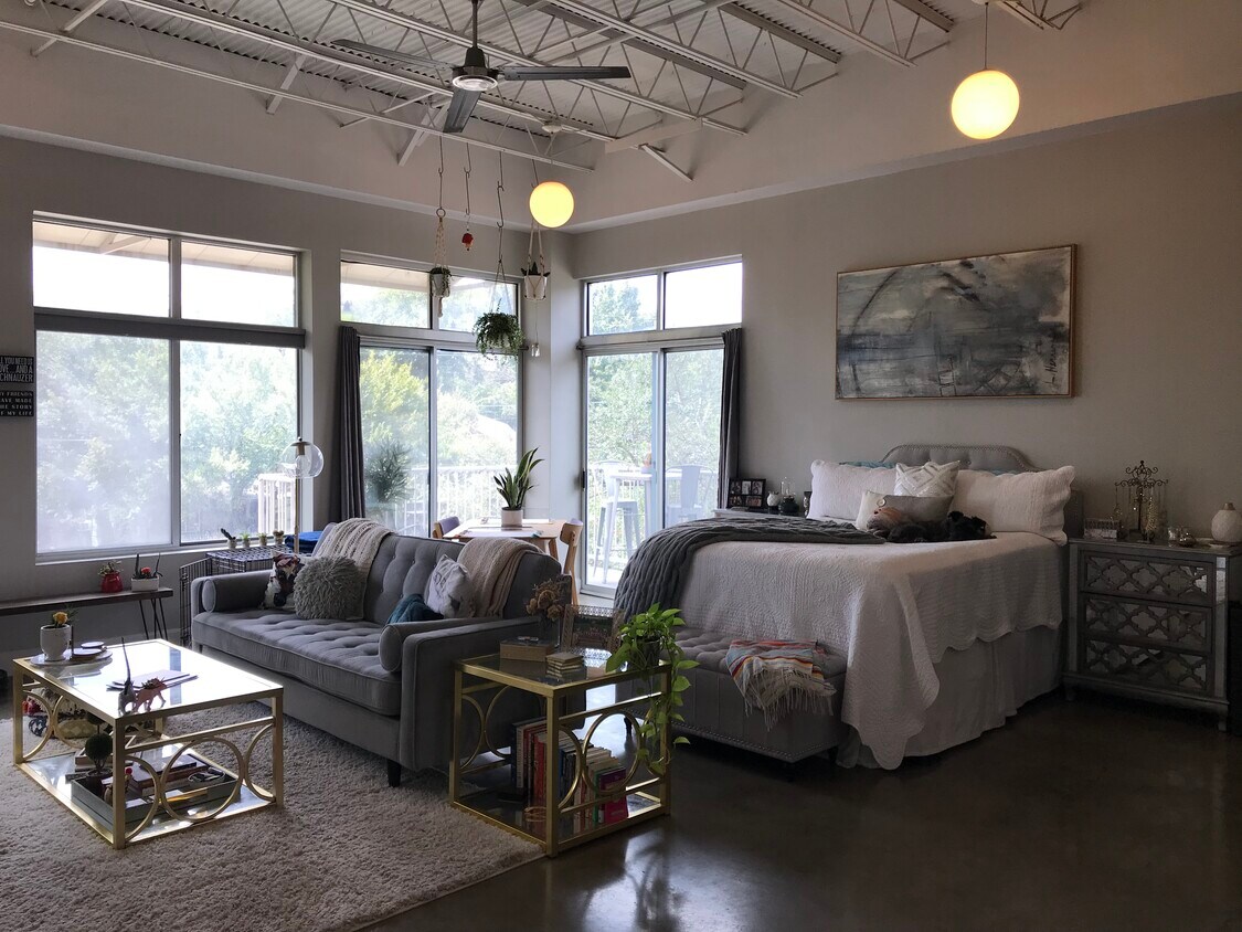 Foto principal - 2401 E 6th St