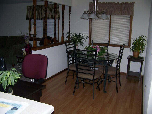 Foto del edificio - 914 E Windfield Pl