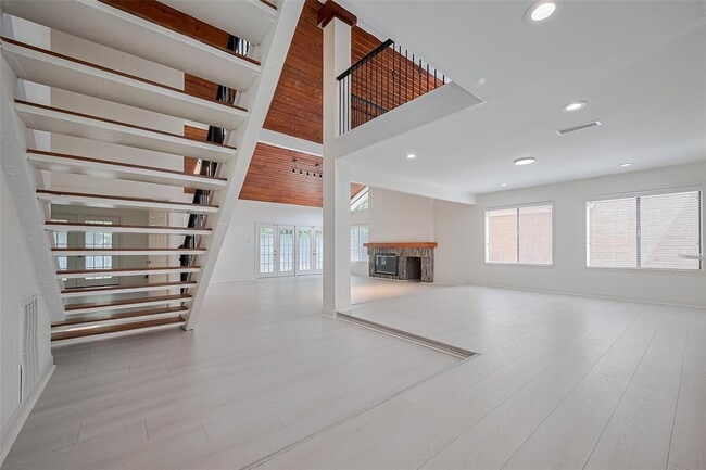 Building Photo - 315 Commodore Way