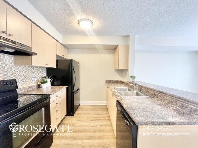 Photo du bâtiment - 3-Bedroom Townhouse with Balcony & Parking in Kitchener