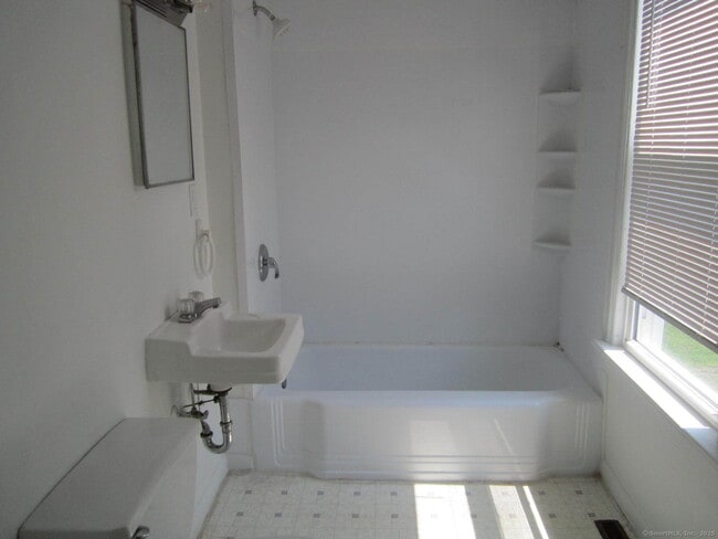 Building Photo - 84 Alcove St