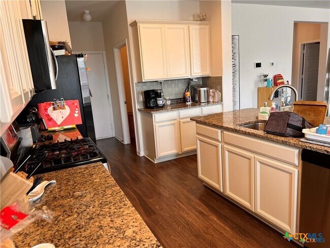 Foto del edificio - 533 Summersweet Rd