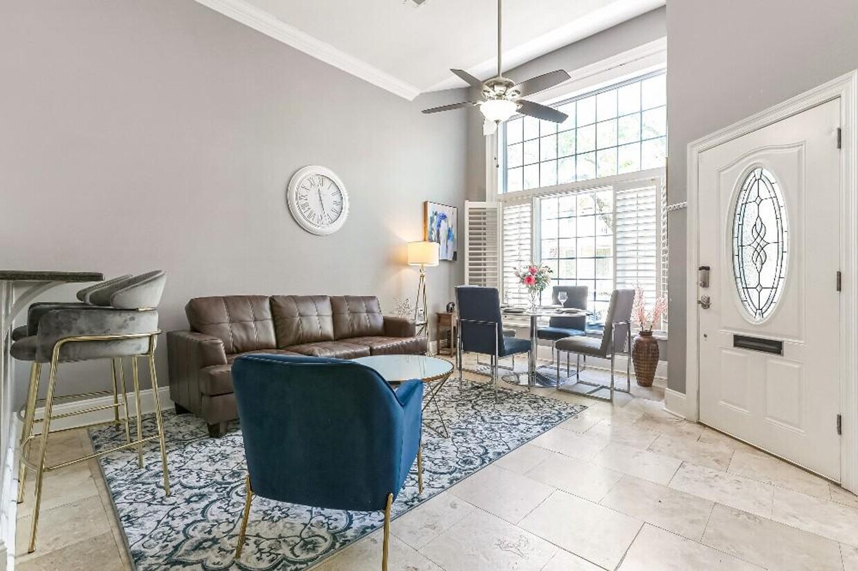 Foto principal - 1208 Carondelet St