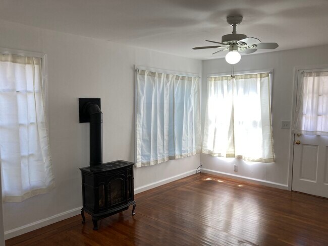 Salón de entrada y chimenea de gas - 929 Georgia St