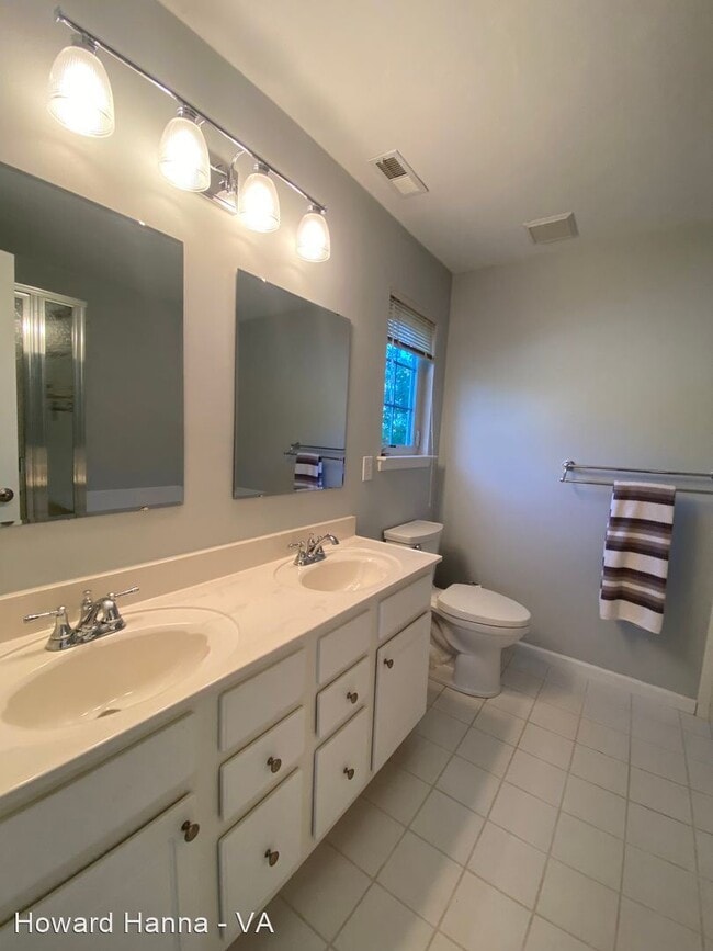 Building Photo - 2 br, 2 bath House - 900 Charnell Drive, #200