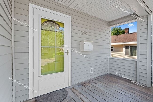 Building Photo - Charming 2-Bedroom + Bonus in University P...