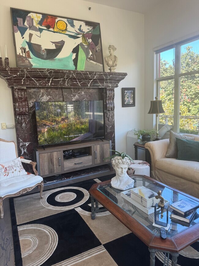 Sala de estar - 5855 Horton St