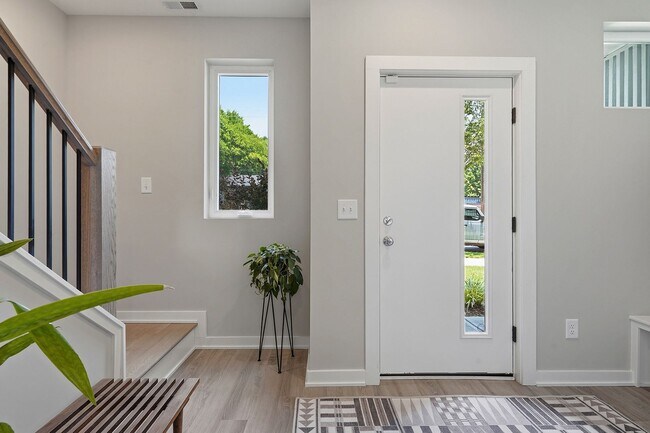 Foto del edificio - Live Elevated in Downtown Raleigh – Stunning Townhome with Rooftop Oasis!