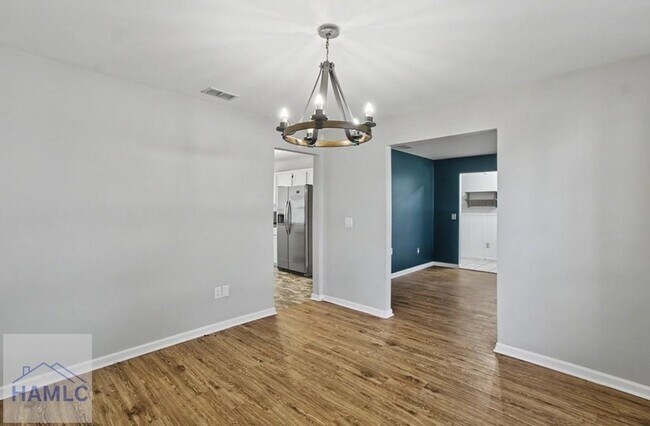 Foto del edificio - 404 Clairemore Ct