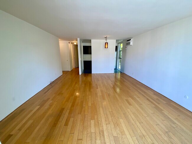 Building Photo - 1837 N Wilton Pl