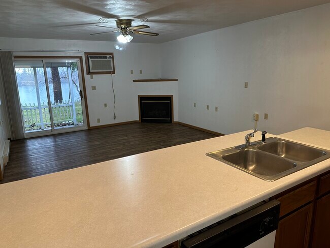 Building Photo - 1072 Lakeshore Dr