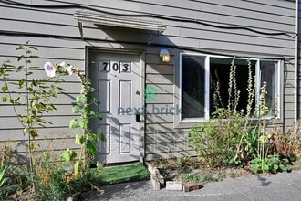 Building Photo - 701 S Kenyon St